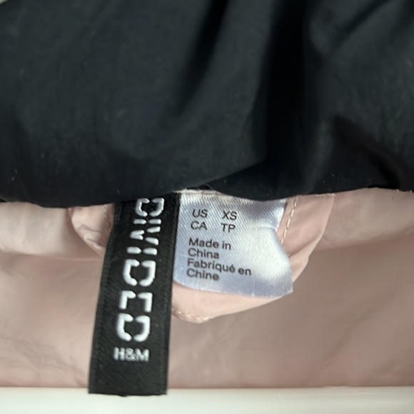 H&M cropped baby pink and navy blue puffer in good shape - Picture 4 of 4